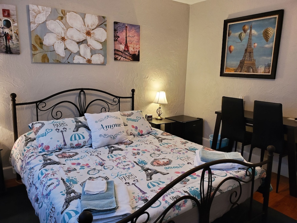 Paris (Queen room with Shared bathrooms) photo 1