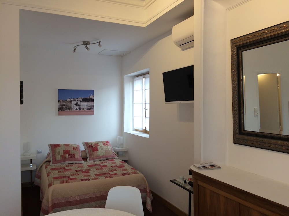 Triple room, private bathroom - Free Parking