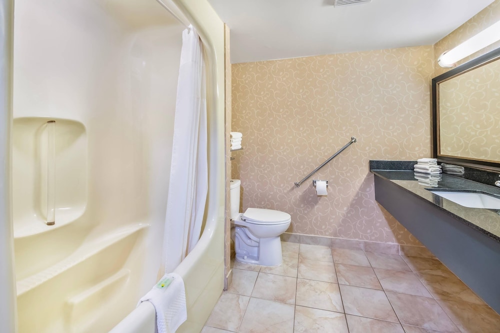 Room, Multiple Beds, Non Smoking - Photo 2