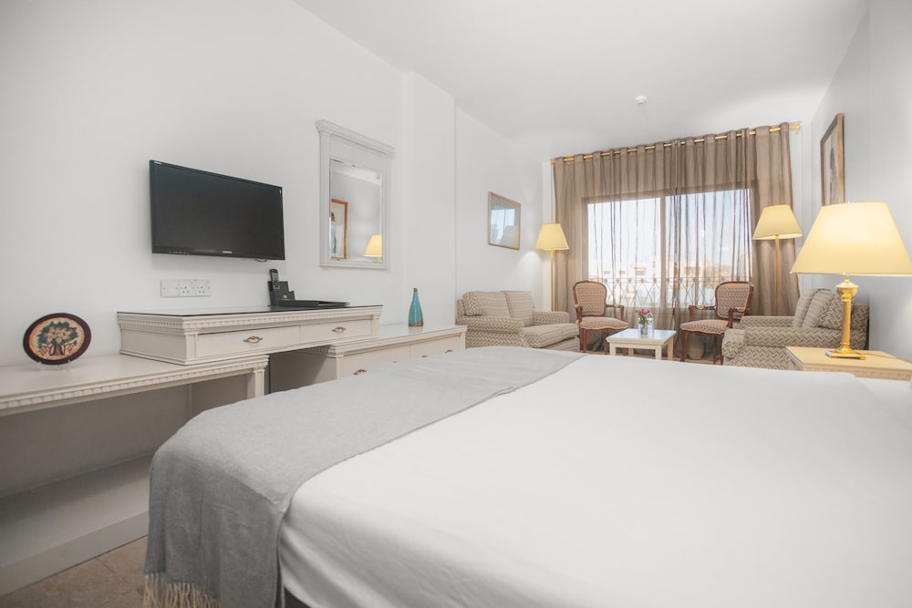 Junior Studio Suite, Pool View photo 2