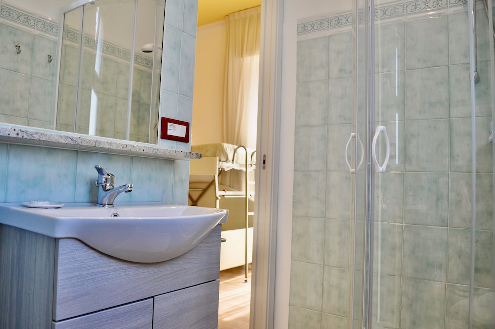 Quadruple Room - Photo 13
