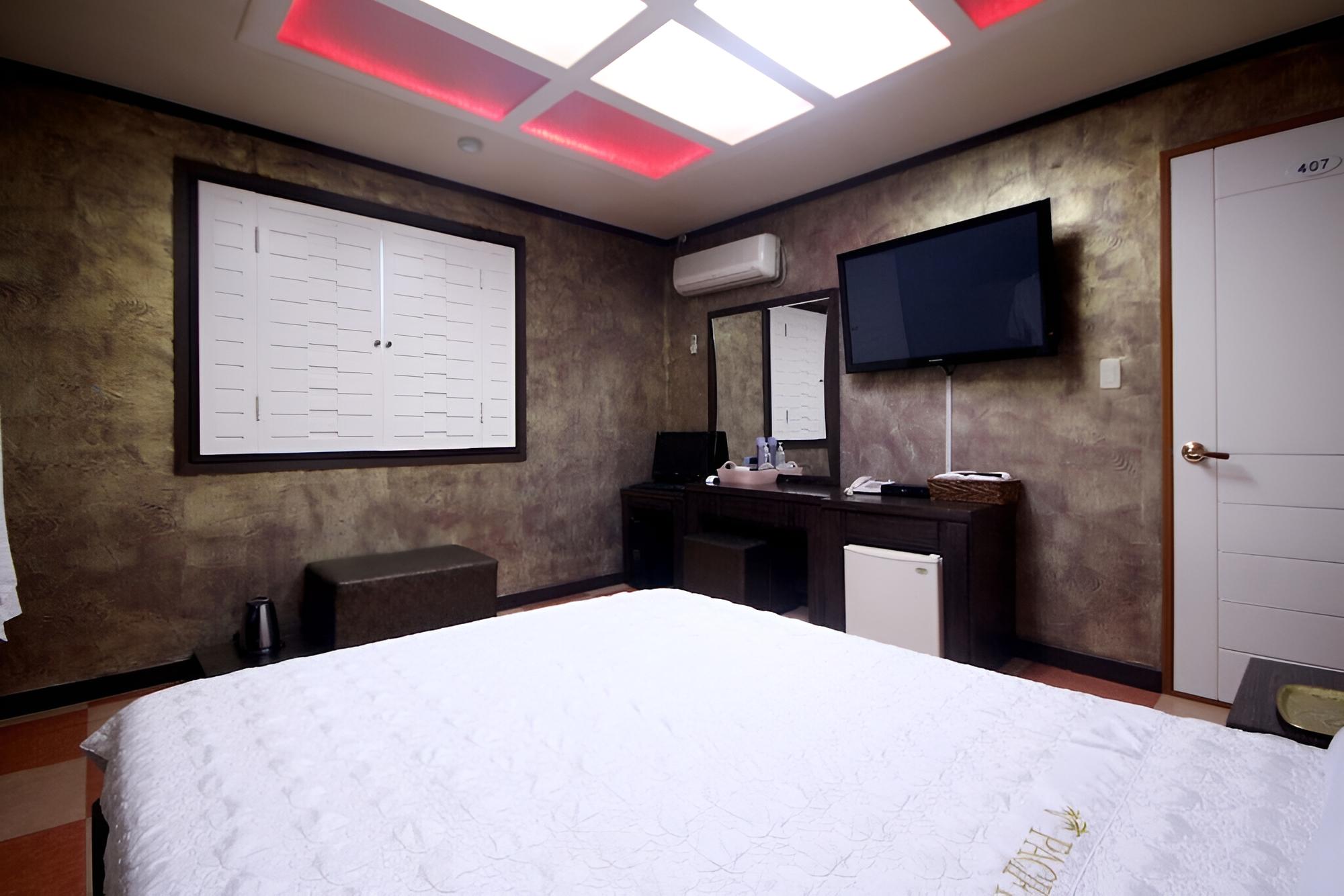 Room (Standard Room) - Photo 8