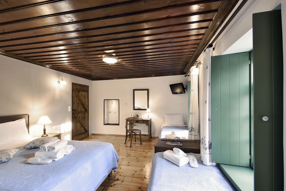 Deluxe Triple Room photo 3