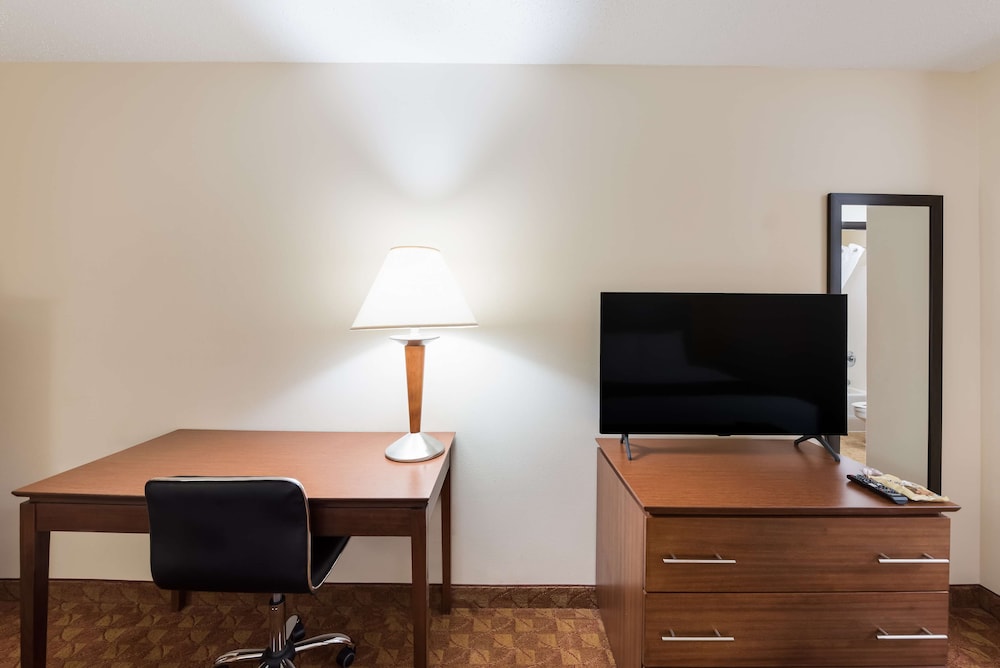 Standard Room, 1 Queen Bed, Accessible, Non Smoking (Refrigerator & Microwave) - Photo 1