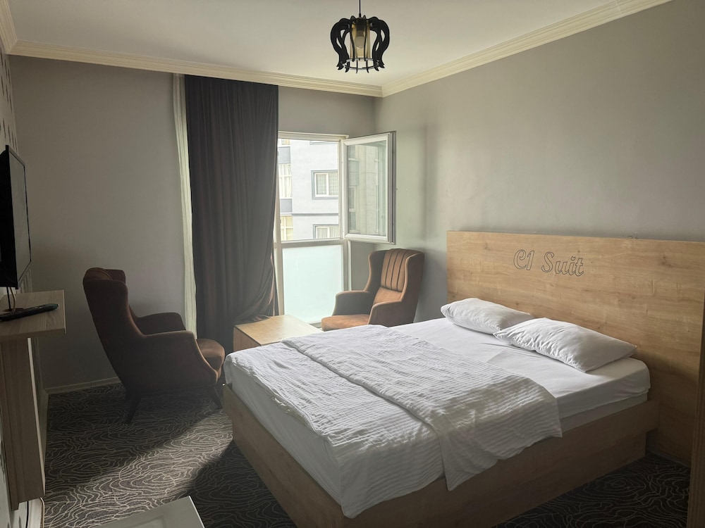 Classic Studio Suite, City View