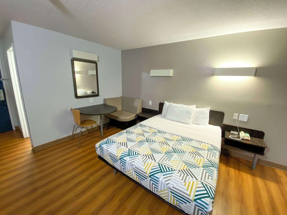 Deluxe Suite, 1 Queen Bed, Smoking