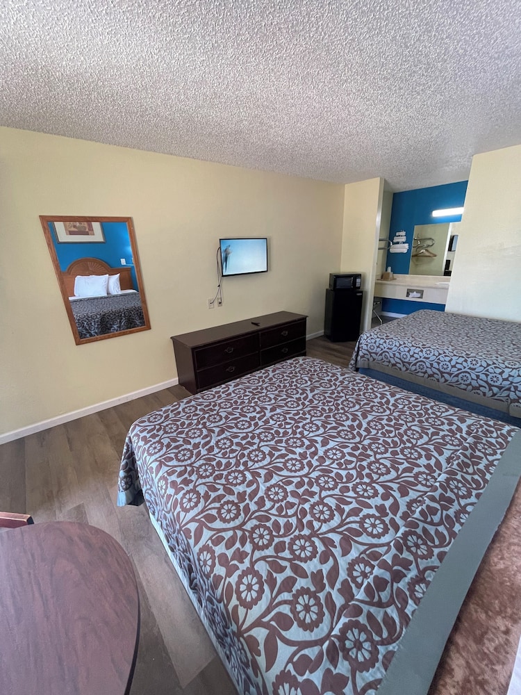 Standard Room, 2 Queen Beds, Non Smoking - Photo 10