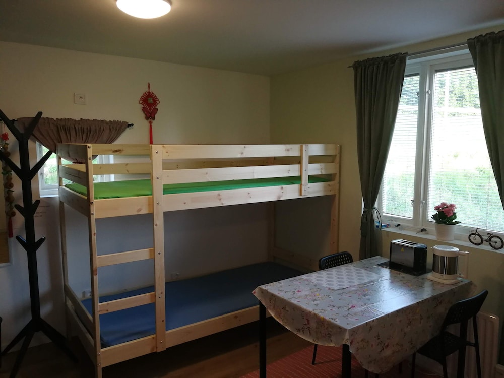 Room (1) photo 2