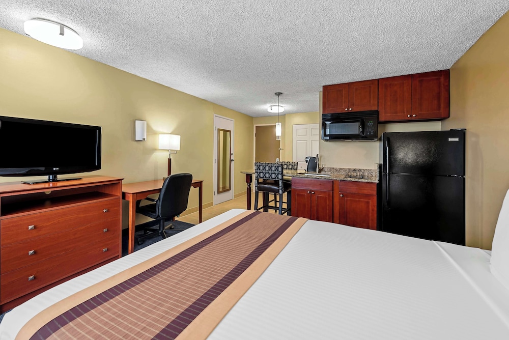 Standard Room, 1 Queen Bed, Non Smoking, Refrigerator & Microwave
