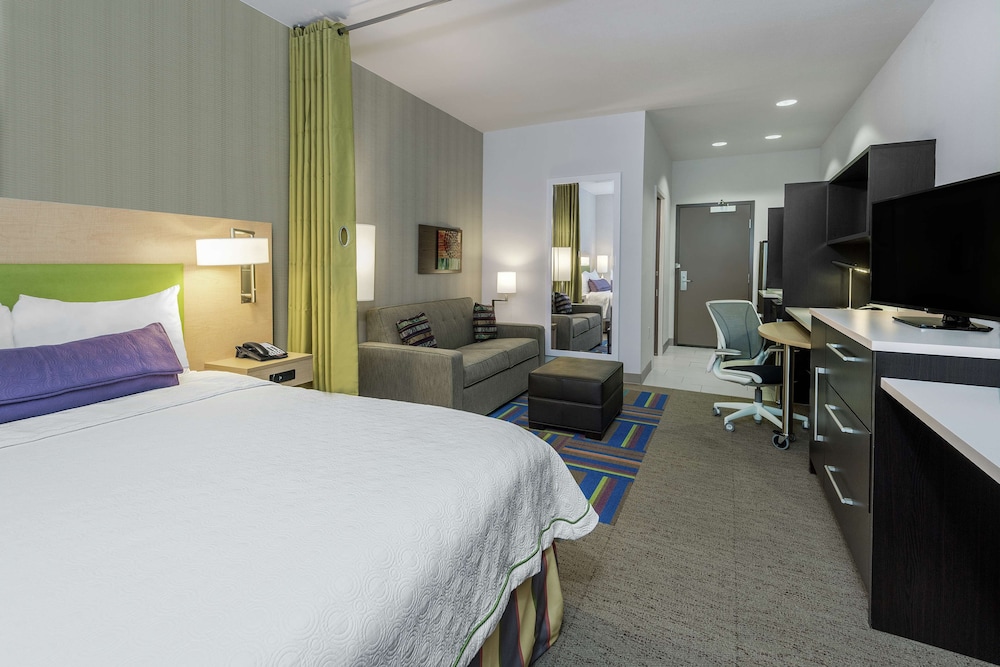 Suite, 1 King Bed, Accessible, Bathtub