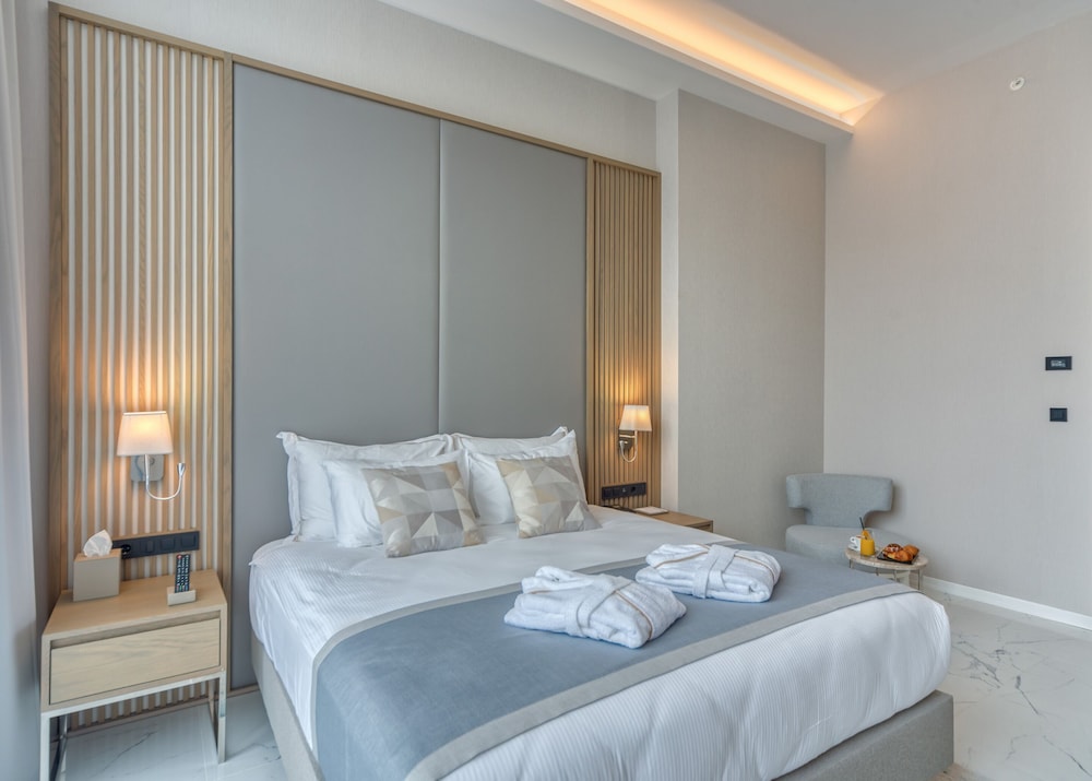 Basic Room, 1 King Bed - Photo 5