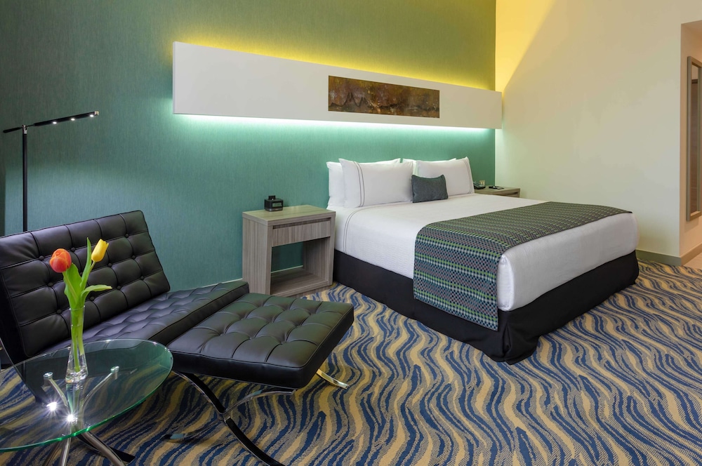 Standard Room, 1 King Bed - Photo 1