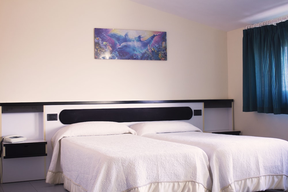 Basic Triple Room, Multiple Beds, Smoking, City View photo 3