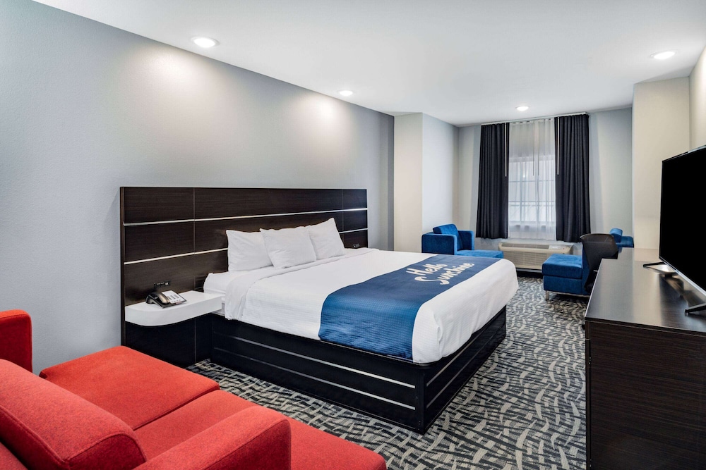 Suite, 1 King Bed, Non Smoking - Photo 2
