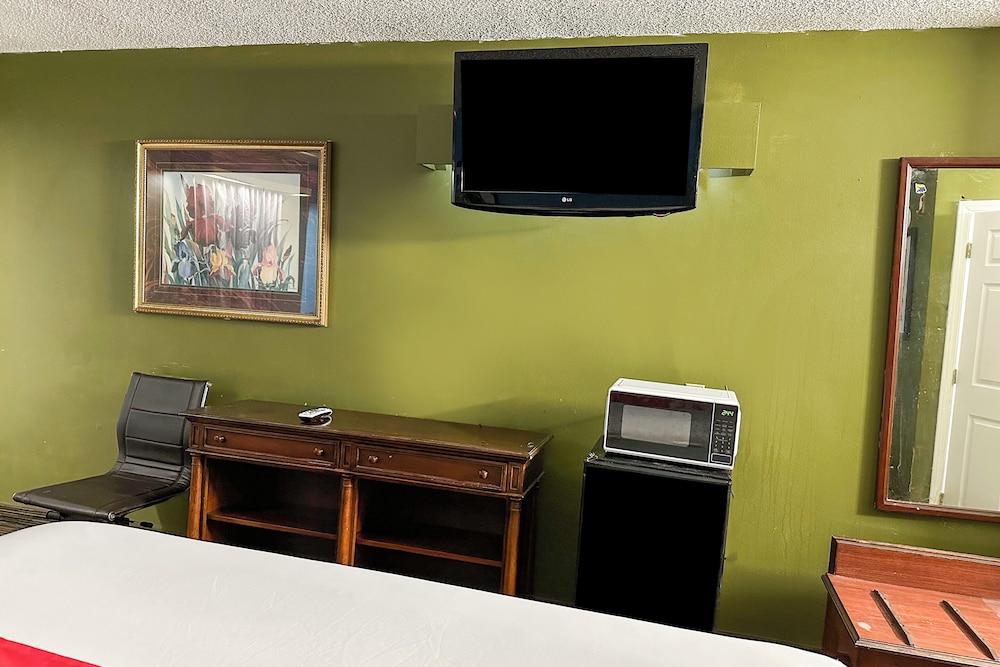 Room (King Bed Accessible Smoking) - Photo 8