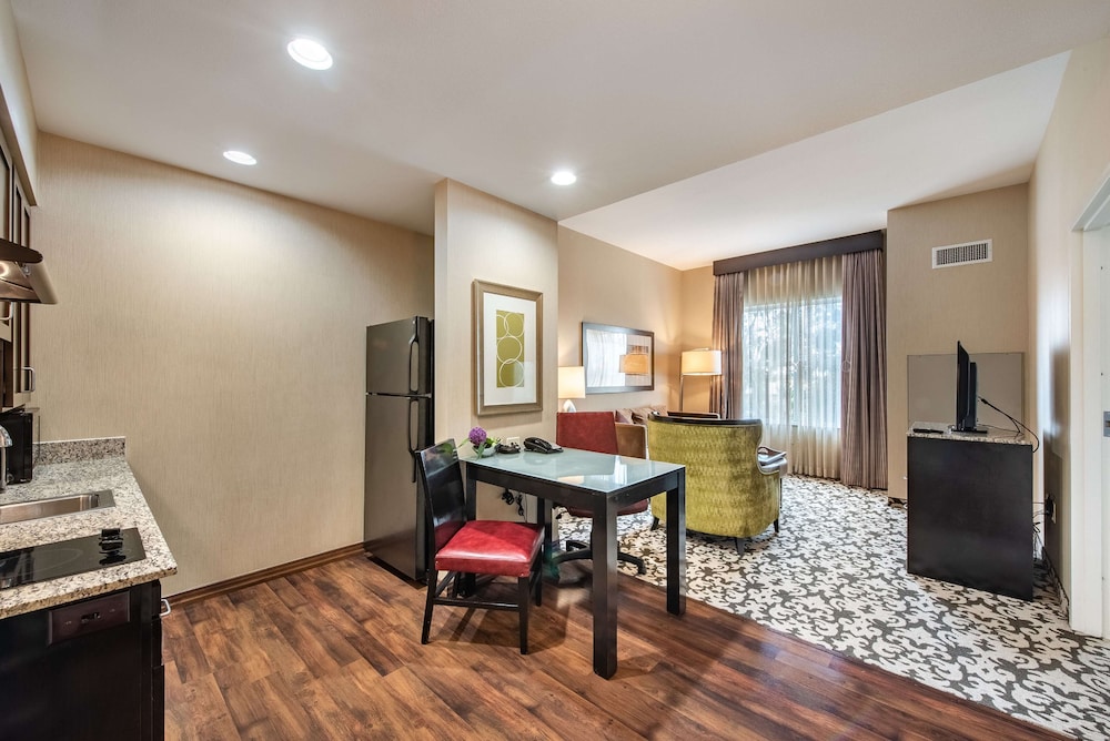 Room, 1 King Bed, Accessible (Mobility) - Photo 7