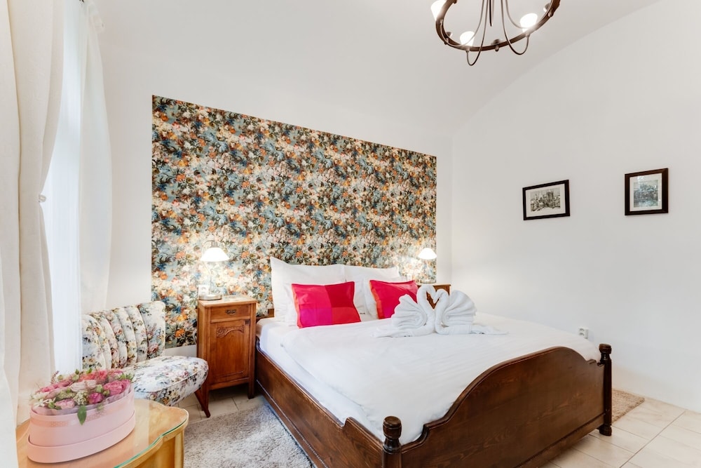Romantic Apartment, 2 Bedrooms, Garden View, Garden Area
