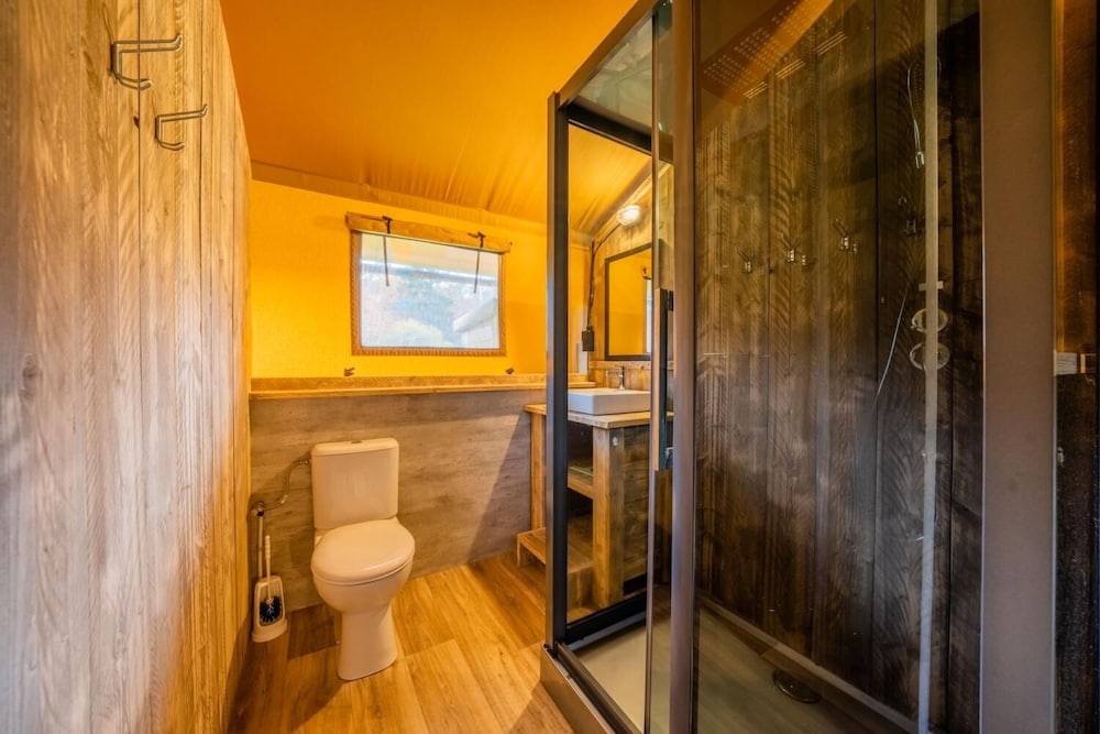 Tent, 3 Bedrooms - Photo 8