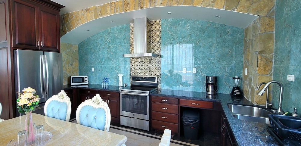 Luxury Suite, Multiple Beds, Ocean View (Jacuzzi)
