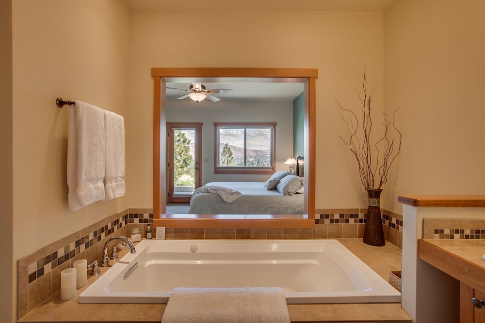 Deluxe King Suite-Bosc Bed & Breakfast photo 2