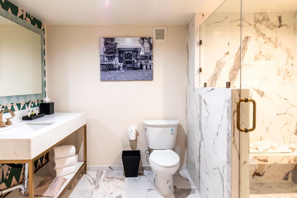 King Room With Bath Tub - Disability Access thumbnail 5