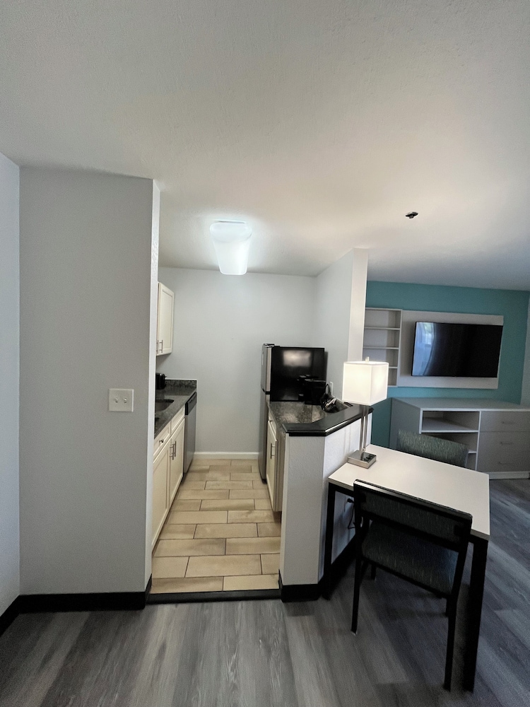 Suite, Multiple Beds, Non Smoking - Photo 6