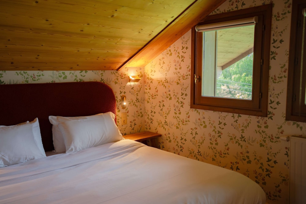 Standard Apartment, 1 Queen Bed, Balcony, Mountain View - Photo 1