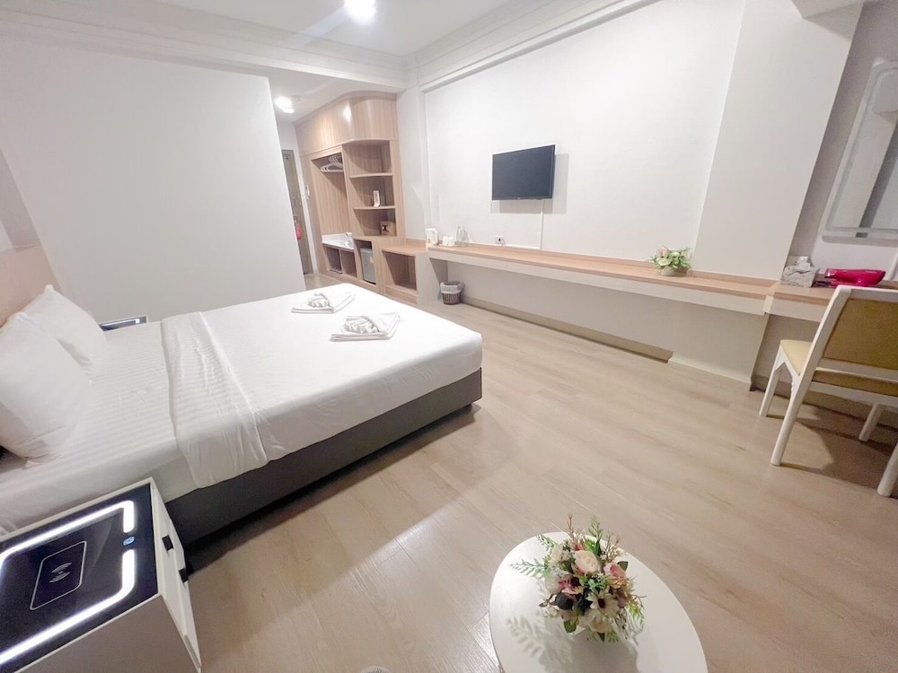 Deluxe Double Room, 1 King Bed photo 2