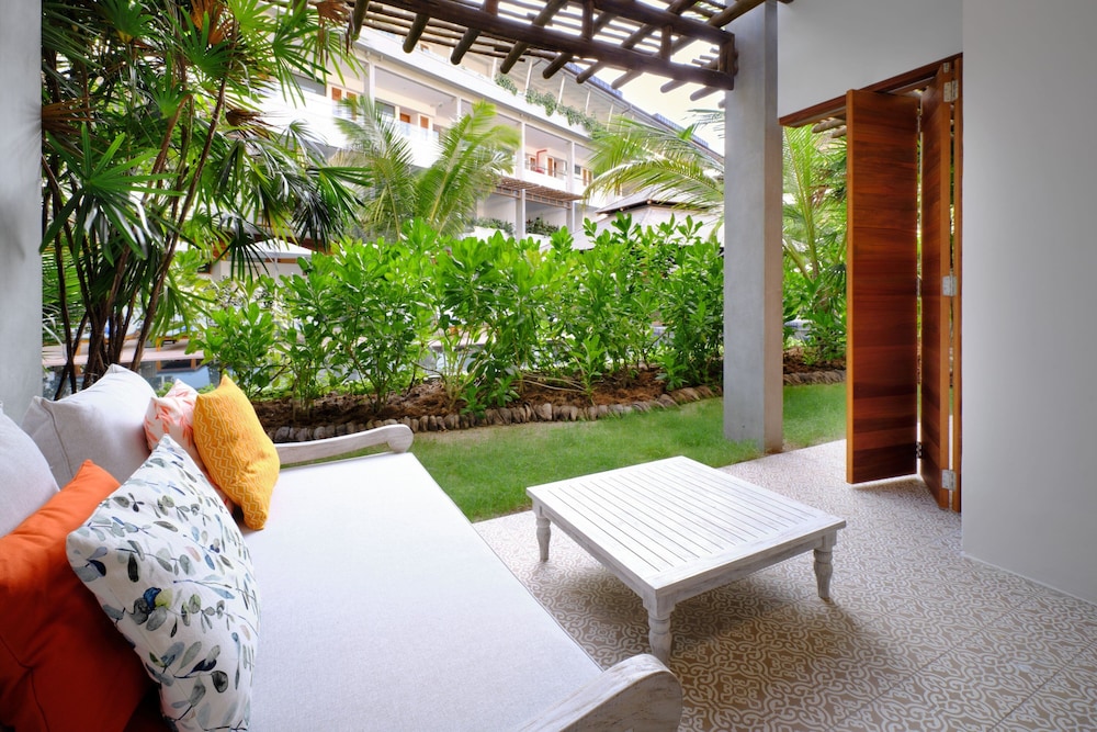 Deluxe Twin Room, Non Smoking, Pool View - Photo 6