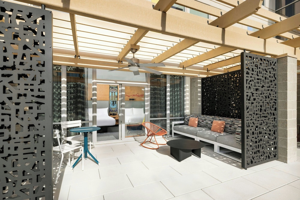 Traditional Room, 2 Queen Beds, Mountain View, Poolside (Mobility/Hearing Accessible, Tub) - Photo 4