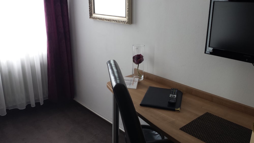 Single Room, 1 Queen Bed photo 3