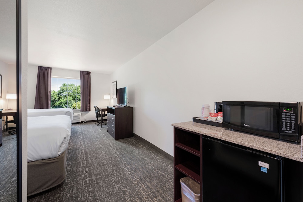 Room, 2 Queen Beds, Non Smoking (with Audible/Visual Assistance) - Photo 3