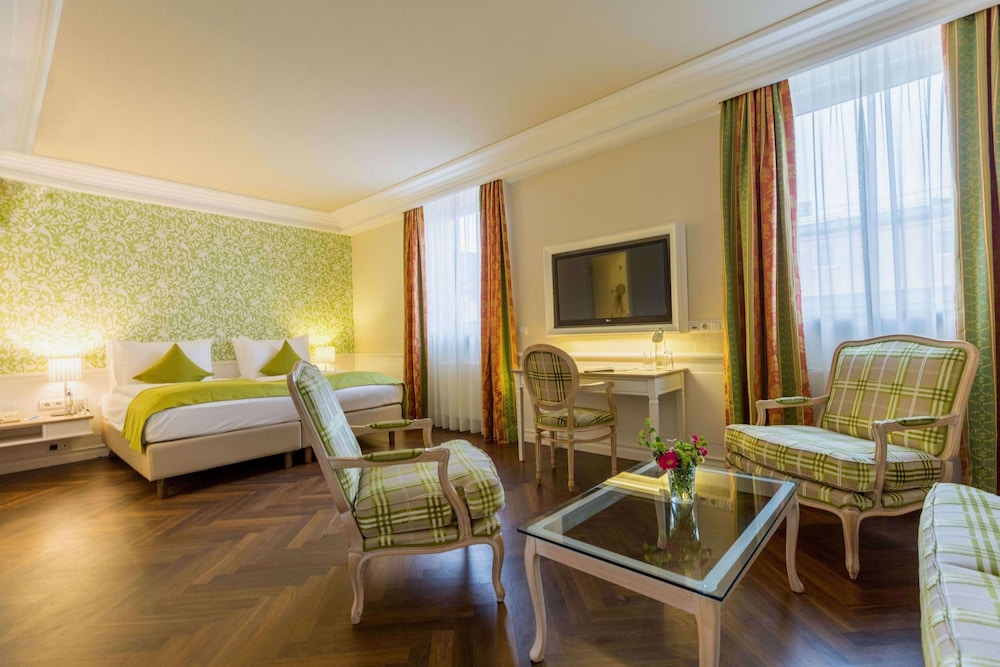 Deluxe Room, 1 King Bed (Traditional) - Photo 1