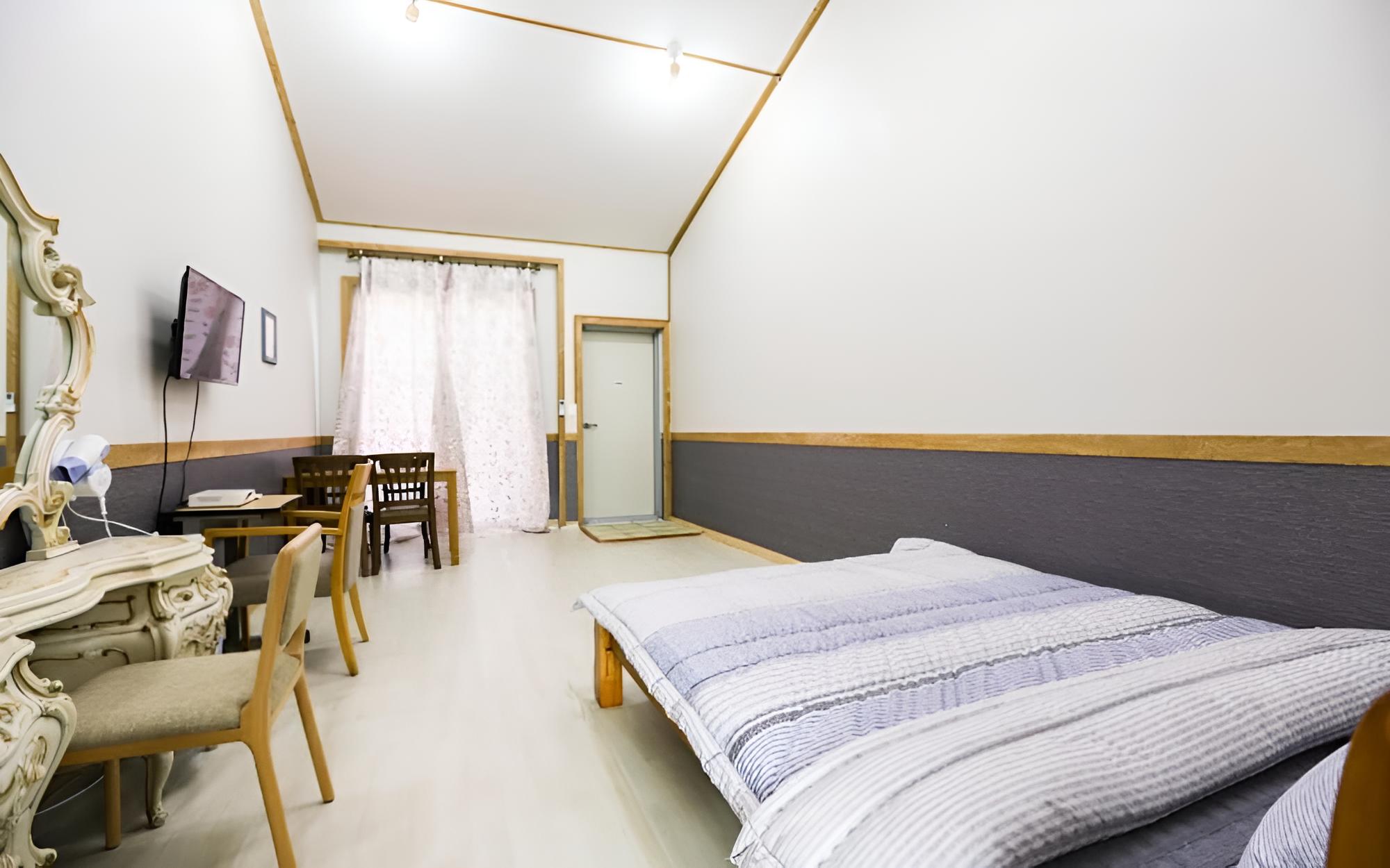 Room (Room 102) - Photo 3