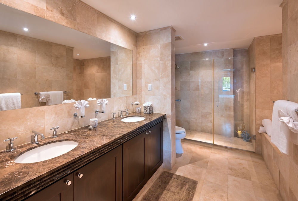 Luxury Condo photo 3