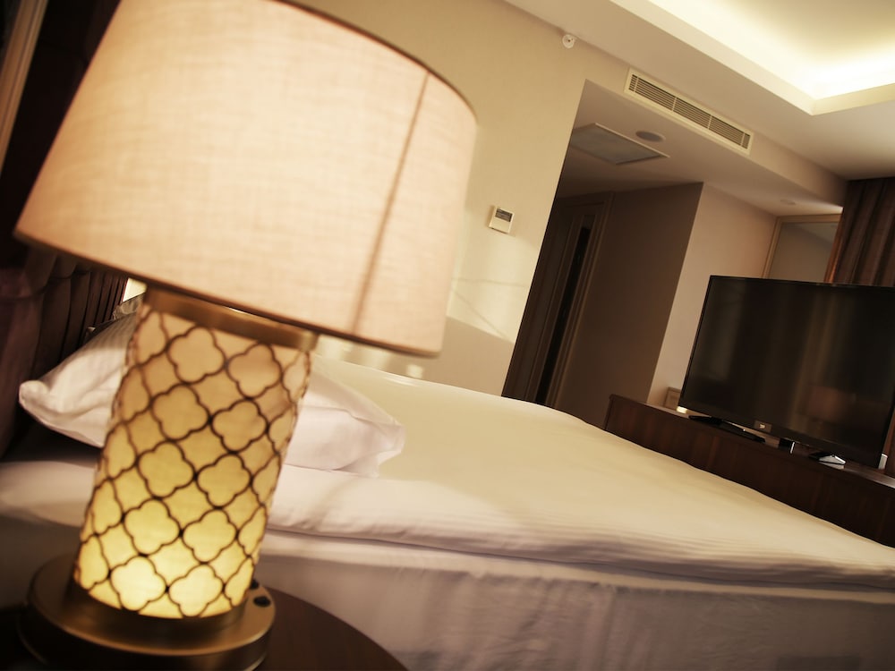 Luxury Suite, City View