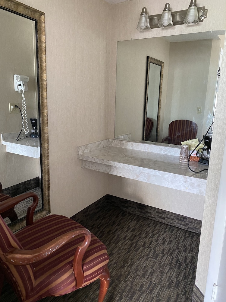 Poolside Room 1 King Bed - Photo 3
