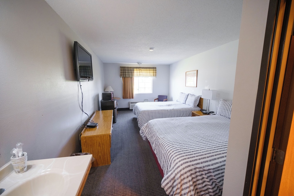 Suite, Non Smoking (1 King & 1 Queen) photo 1