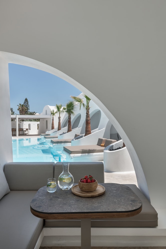 Luxury Suite with Outdoor Hot Tub - Photo 4