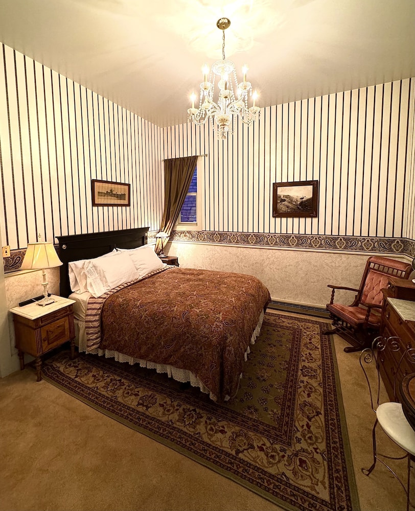 Queen Bed, Private Bathroom photo 1