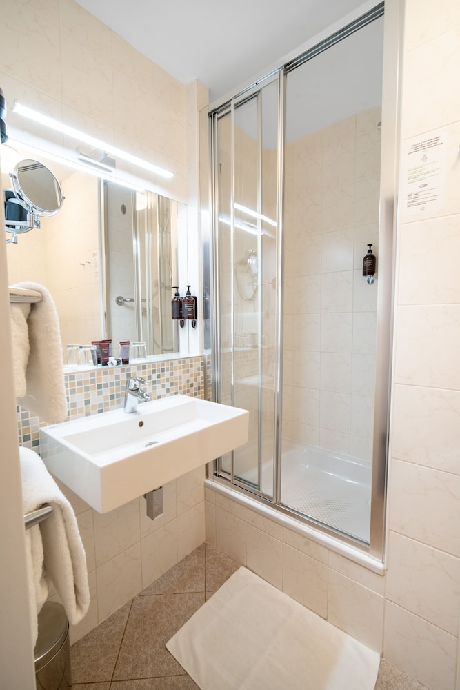 Classic Double or Twin Room, Pool Access - Photo 4