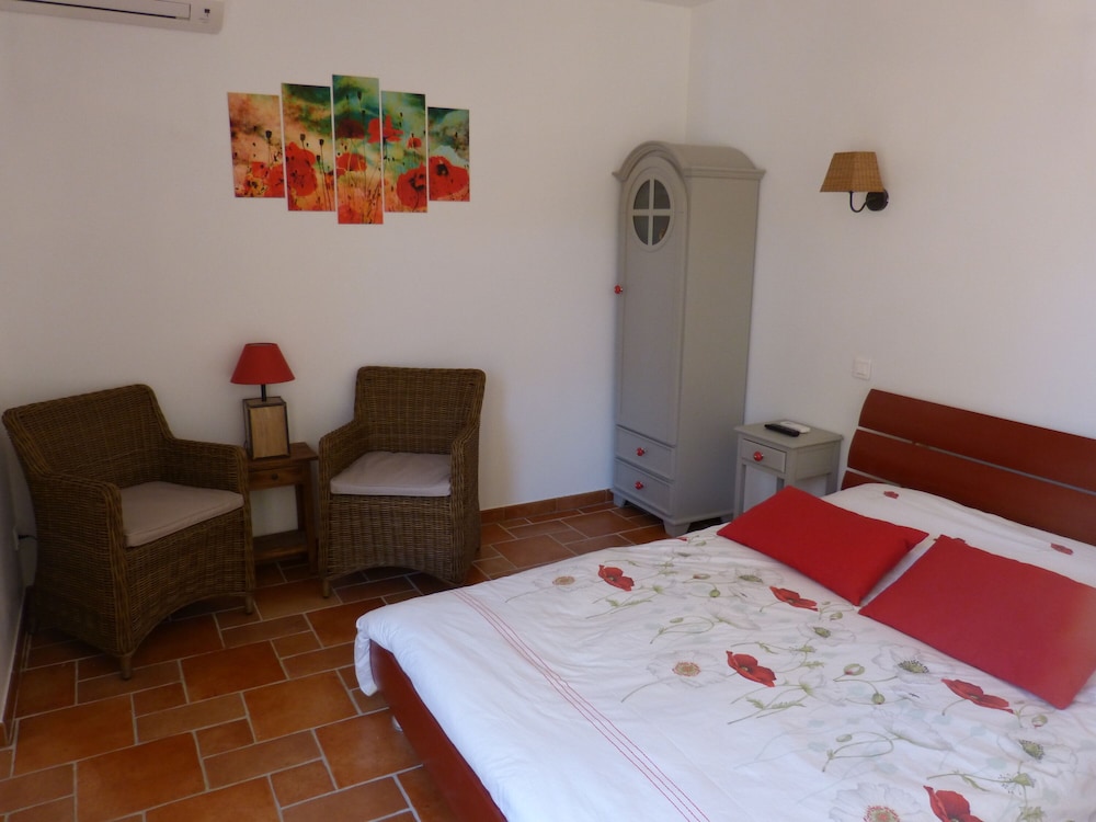 Family Room (Coquelicots)