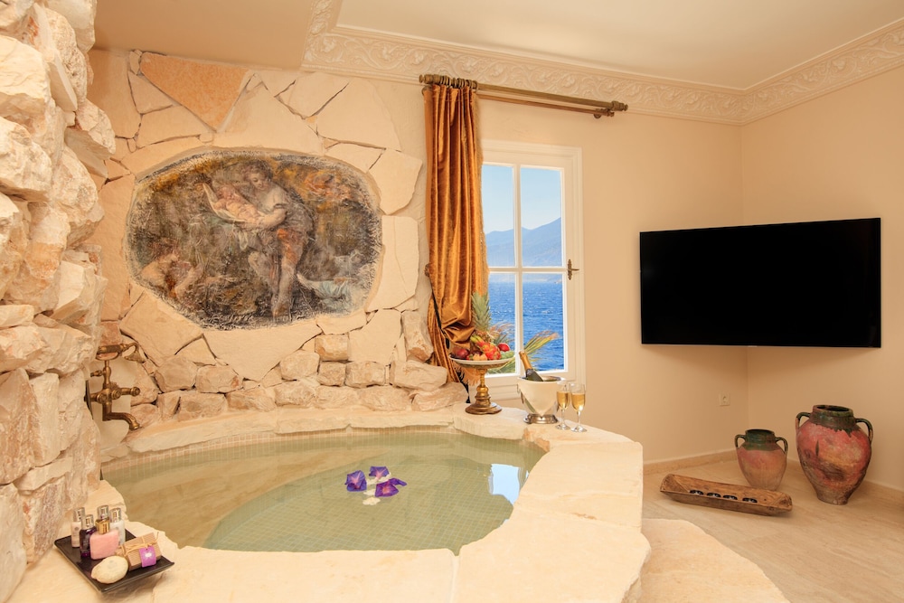Deluxe Suite, Partial Sea View photo 2