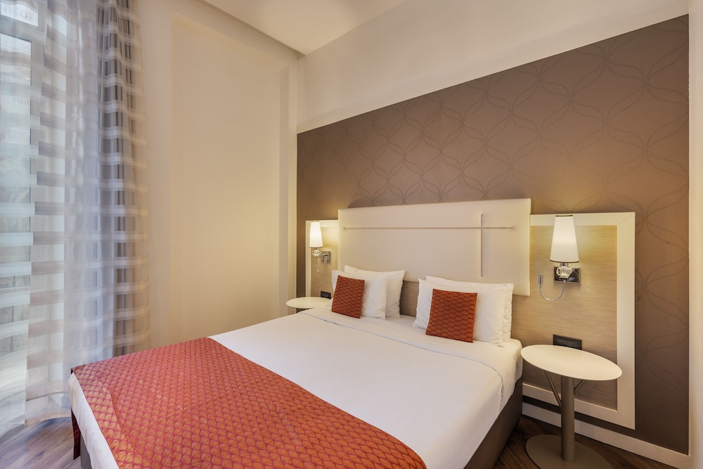 Deluxe Room thumbnail 6