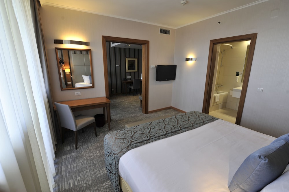 Suite, 1 King Bed, Non Smoking, Balcony - Photo 4