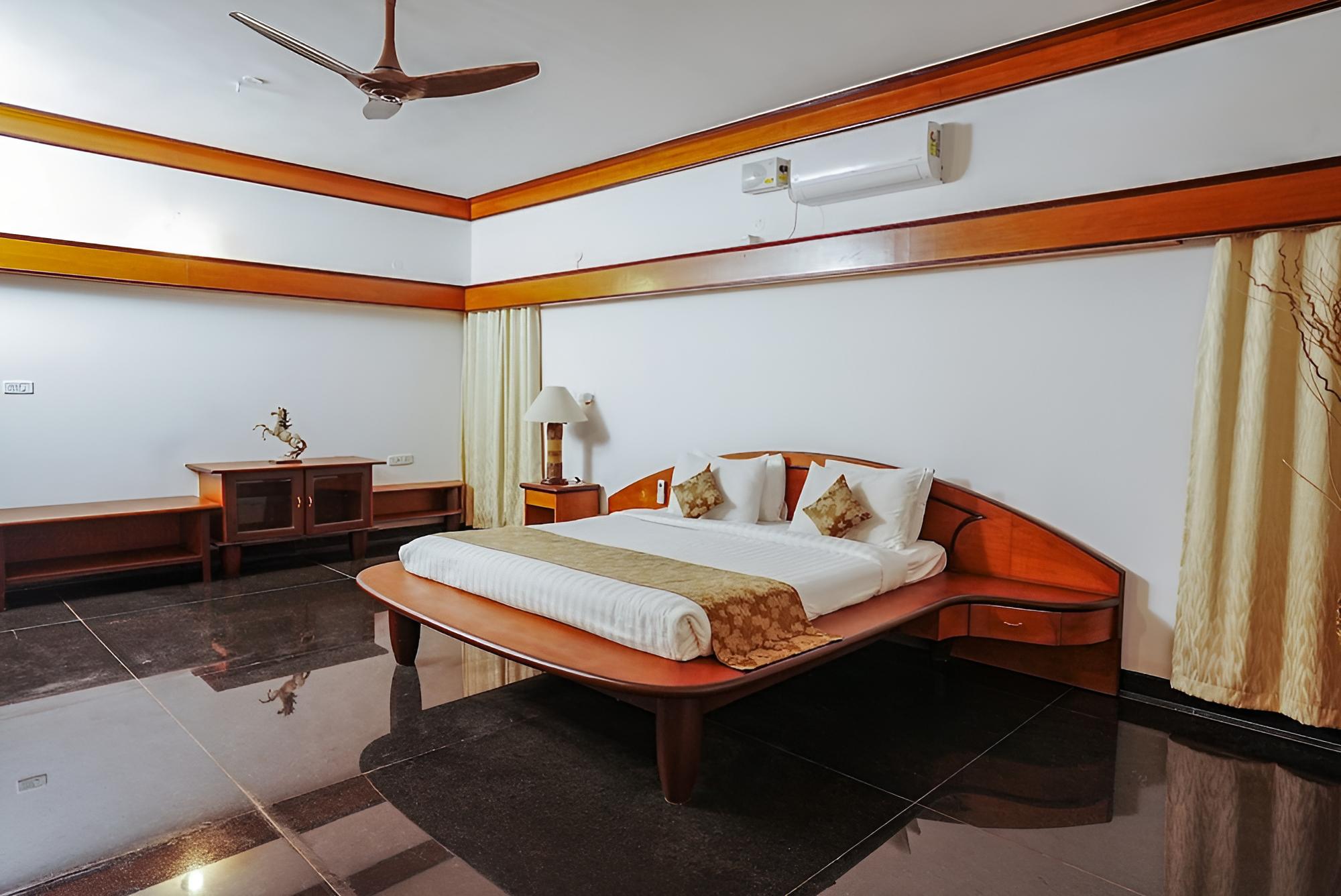 Executive Double Room, 1 King Bed, Garden View photo 2