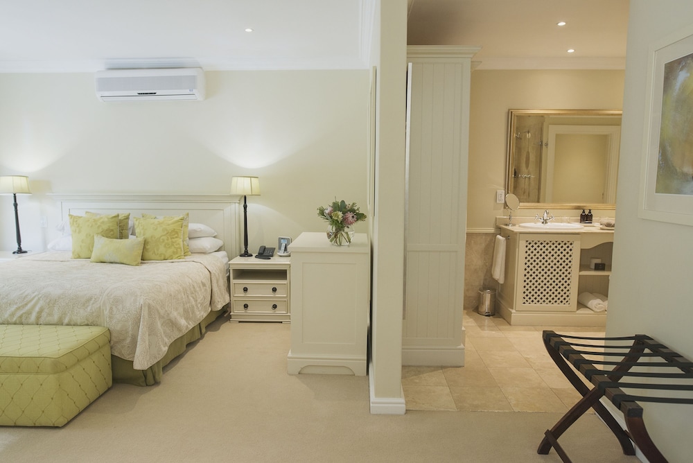 Standard Suite, 1 King Bed, Poolside