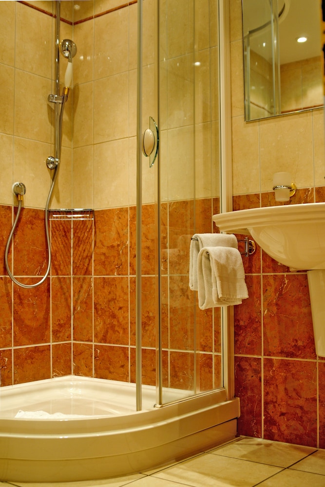 Basic Single Room, 1 Queen Bed, Non Smoking, Private Bathroom photo 2