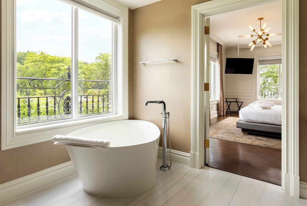 Premier Suite - Photo 5