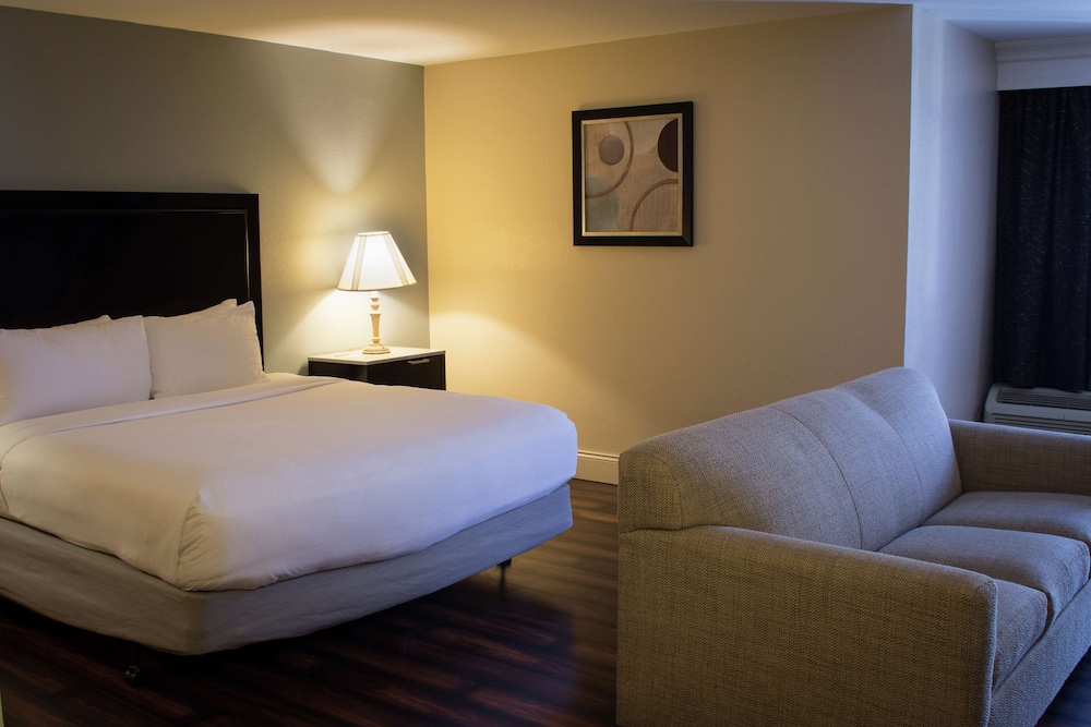 Junior Suite, 1 King Bed, Pool View photo 1
